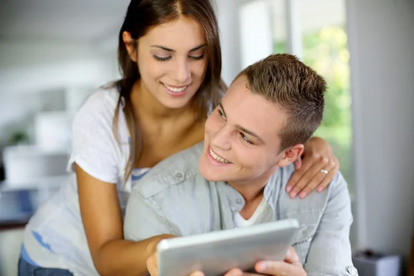 Young couple websurfing on electronic tablet — Stock Photo, Image