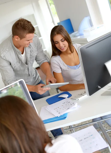 Jóvenes trabajando en oficina con tableta digital — Foto de Stock