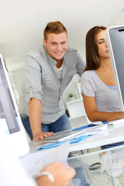 Retrato de jovens empresas sorridentes — Fotografia de Stock