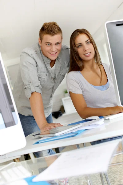 Portrait of smiling young business — Stock Photo, Image