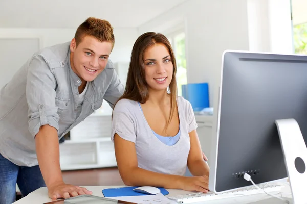 Portrait of smiling young business — Stock Photo, Image