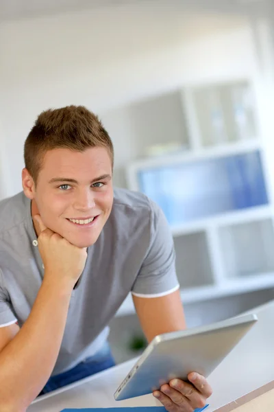 Retrato del estudiante usando tableta electrónica — Foto de Stock