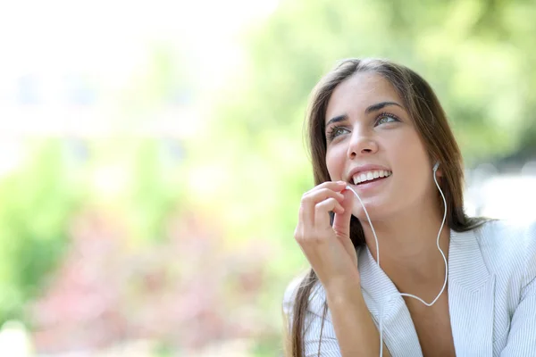 Schöne Mädchen im Gespräch mit Smartphone-Freisprecheinrichtung — Stockfoto