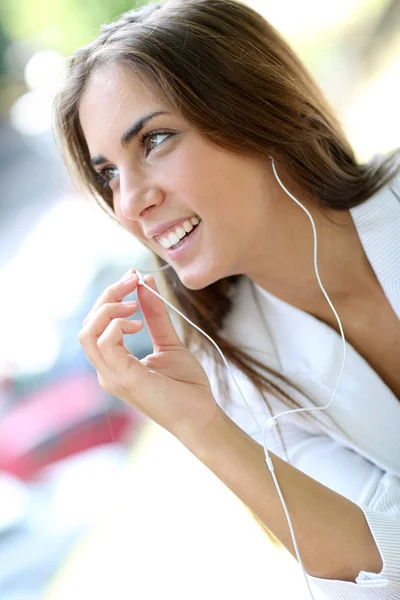 Hermosa chica hablando con teléfono inteligente manos libres dispositivo — Foto de Stock