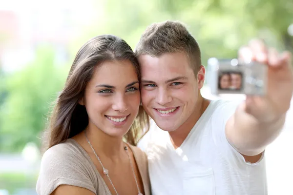 Bonito jovem casal de amantes tirando fotos de si mesmos — Fotografia de Stock