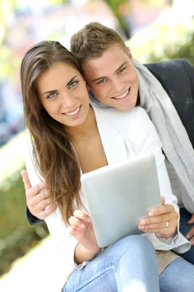 时髦的年轻夫妇，在使用平板电脑的小镇 — 图库照片