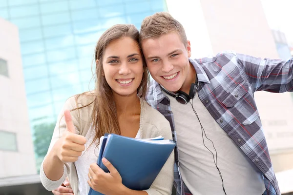 Estudiantes felices en campus universitario — Foto de Stock