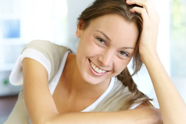 Portret pięknej kobiety uśmiechający się — Zdjęcie stockowe
