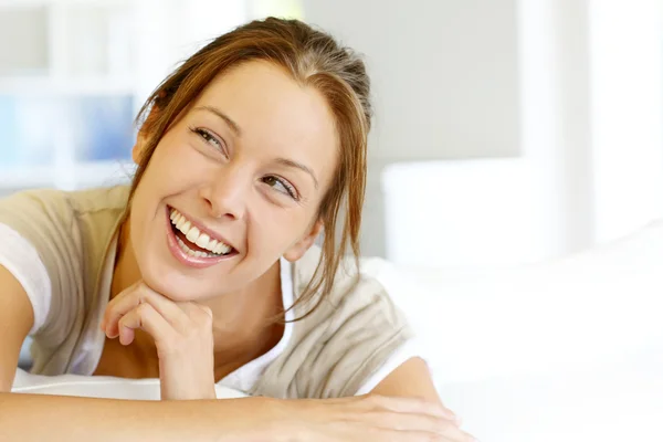 Retrato de bela mulher sorridente — Fotografia de Stock