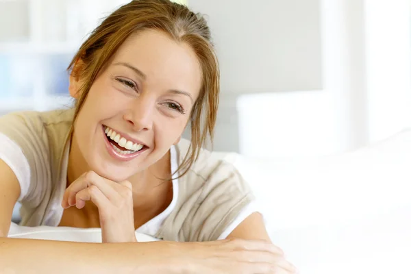 Retrato de una hermosa mujer sonriente —  Fotos de Stock