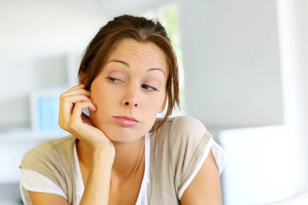 Porträt einer Frau mit aufgeregtem Blick — Stockfoto