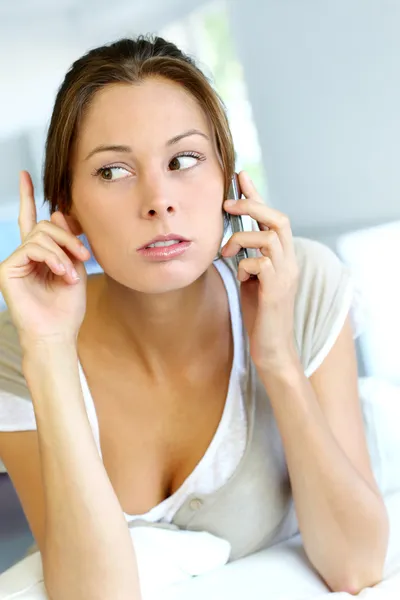 Portrait of woman receiving bad news on the phone — Stock Photo, Image