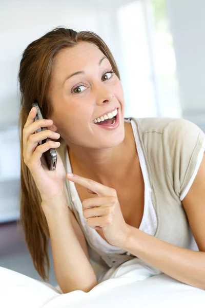 Fröhliche junge Frau telefoniert — Stockfoto