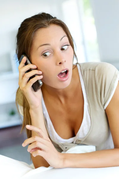 Telefonda konuşurken neşeli genç kadın — Stok fotoğraf