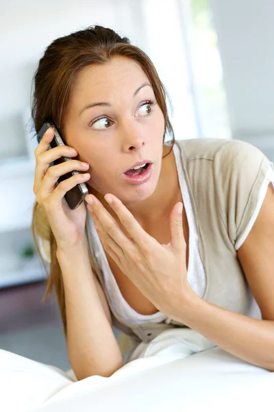 Giovane donna allegra che parla al telefono — Foto Stock