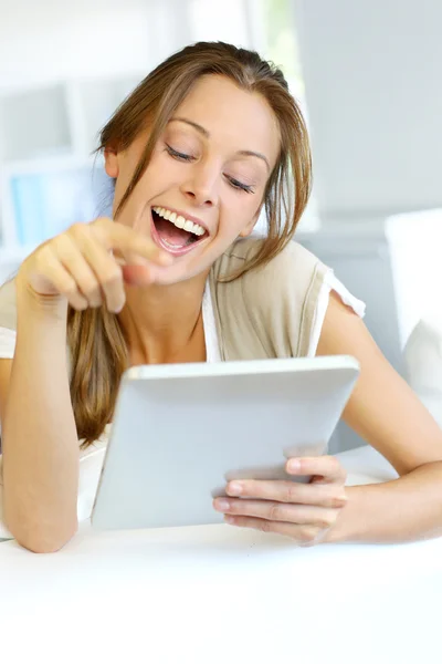 Bella donna sorridente utilizzando tablet digitale a casa — Foto Stock