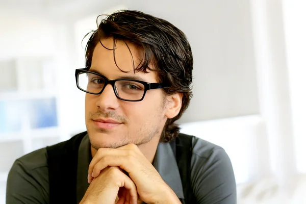 Retrato de joven guapo con gafas — Foto de Stock