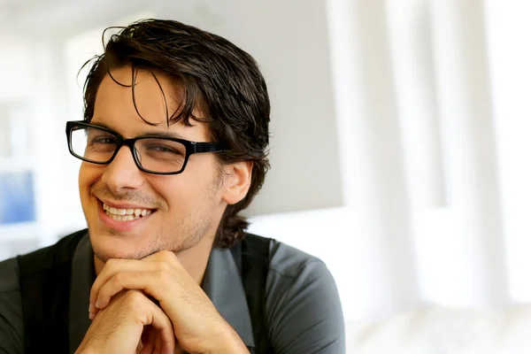 Portrét pohledný mladý muž s brýlemi — Stock fotografie