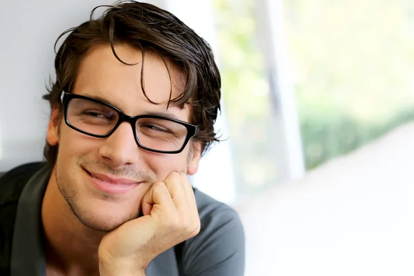 Retrato de joven guapo con gafas —  Fotos de Stock