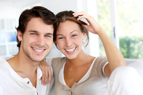 Портрет улыбающейся молодой пары дома — стоковое фото
