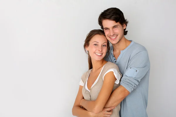 Joyeux jeune couple debout sur fond blanc, isolé — Photo