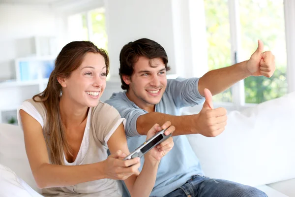 Evde video oyunu oynayan genç çift — Stok fotoğraf