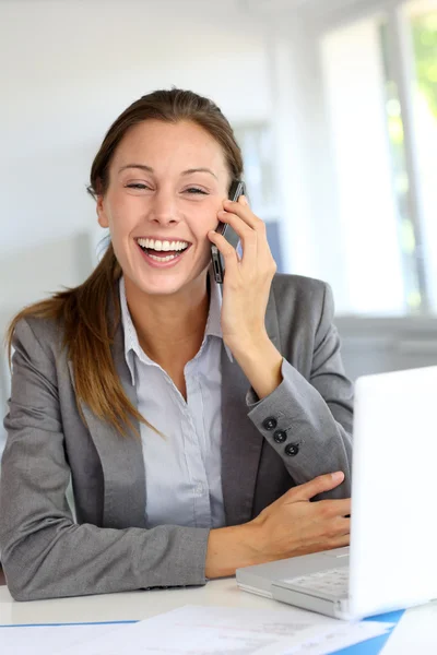 Üzletasszony nevetve outloud telefonon — Stock Fotó