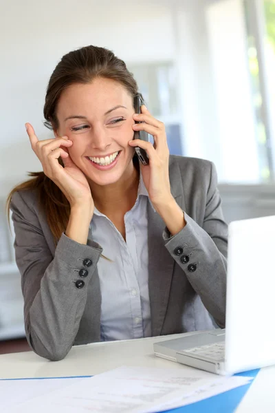 Mujer de negocios en el teléfono riendo en voz alta — Foto de Stock