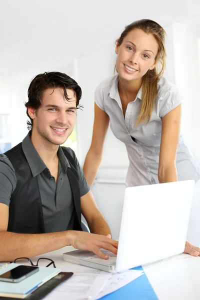 Medarbetare på kontor diskuterar projektet — Stockfoto