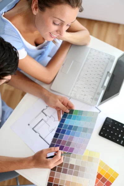 Upper view of couple looking at colour chart — Stock Photo, Image