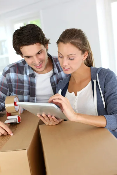 Couple packing stuff to move in new apartment — Stock Photo, Image