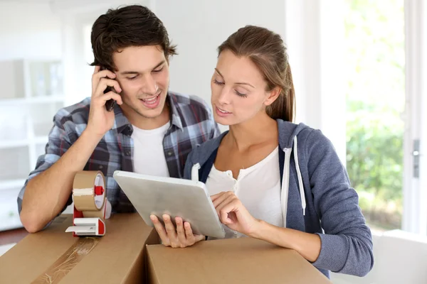 Couple calling transport company to move in new house — Stock Photo, Image