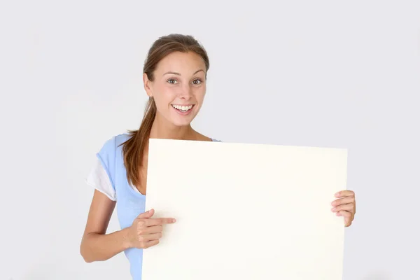 Χαρούμενα νέα γυναίκα που κρατά whiteboard, απομονωμένη — Φωτογραφία Αρχείου