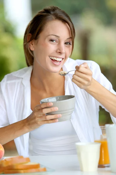 Portrait of beautiful woman having breakfast outside — Stock Photo, Image