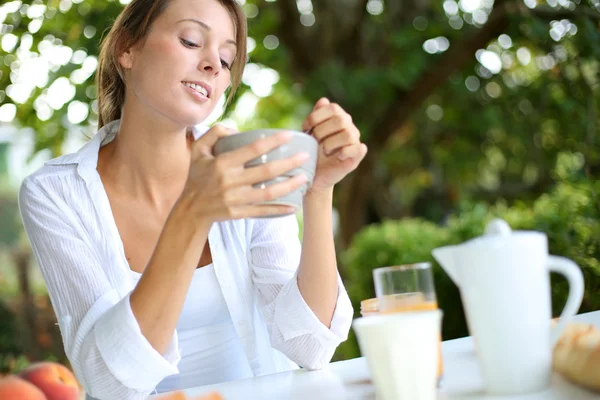 Porträtt av vacker kvinna med frukost utanför — Stockfoto