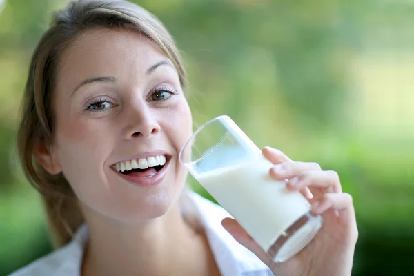 Portre sağlıklı kız süt içiyor — Stok fotoğraf