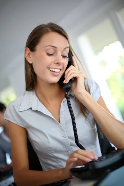 Gyönyörű irodai dolgozó beszél a telefonon — Stock Fotó