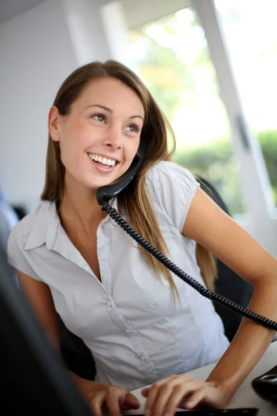 Beautiful office worker talking on the phone — Stock Photo, Image