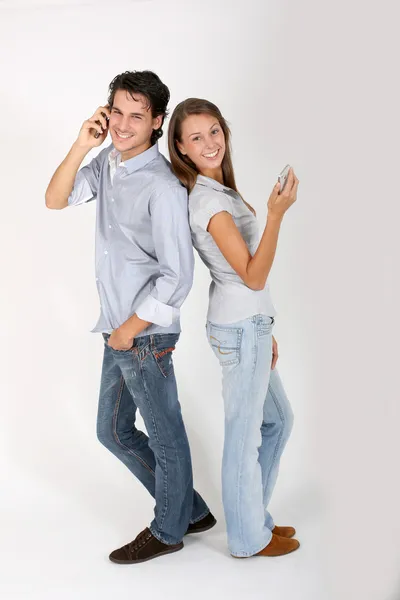 Χαρούμενο ζευγάρι χρησιμοποιώντας smartphone — Φωτογραφία Αρχείου