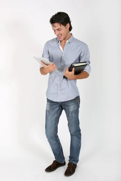 Estudante universitário em fundo branco com tablet — Fotografia de Stock