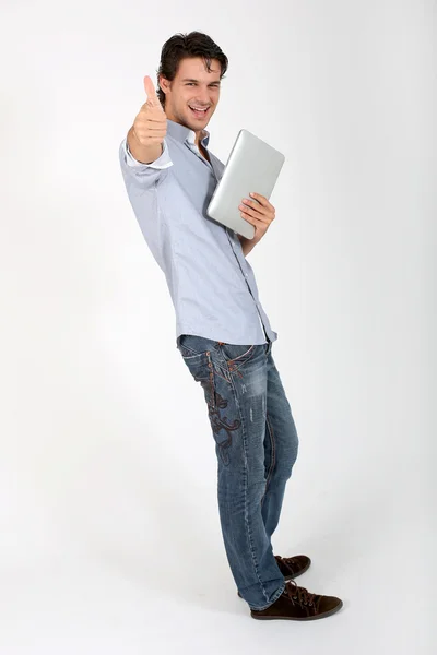 Jovem de jeans azul mostrando o polegar para cima — Fotografia de Stock