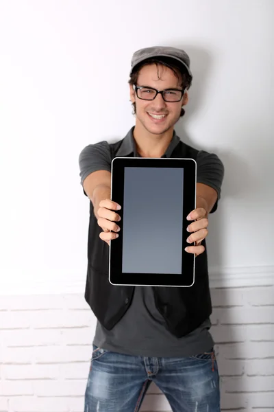 Schlauer Typ zeigt Tablet-Bildschirm in Richtung Kamera — Stockfoto