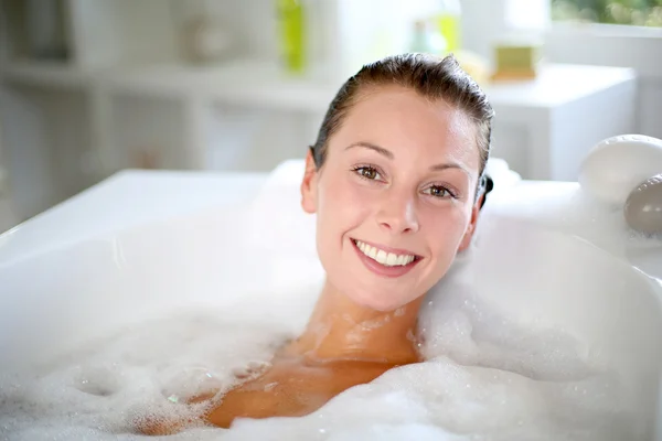 Sorridente donna godendo di fare un bagno — Foto Stock