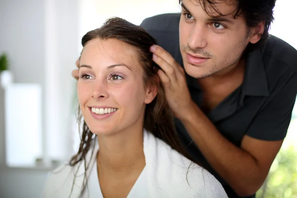 Portret van een vrouw bij de kapper — Stockfoto