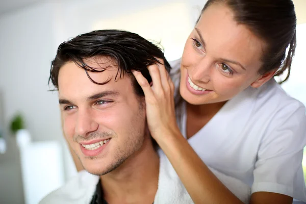 Hairdresser doing head massage to customer — Stock Photo, Image