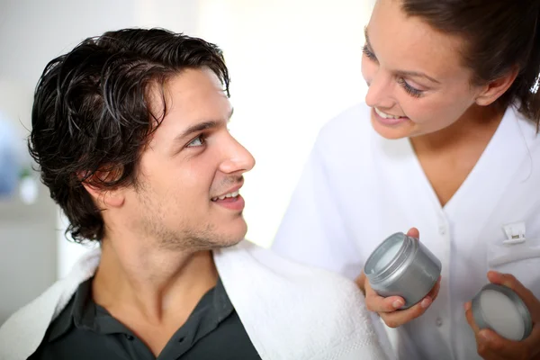 Friseur trägt Haargel auf — Stockfoto