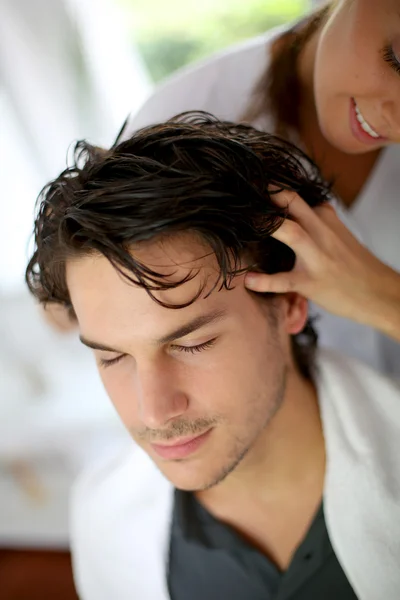 Cabeleireiro fazendo massagem na cabeça para o cliente — Fotografia de Stock