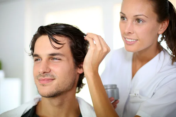 Hairdresser applying hair gel — Stock Photo, Image