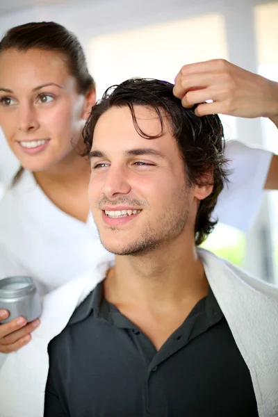 Hairdresser applying hair gel — Stock Photo, Image