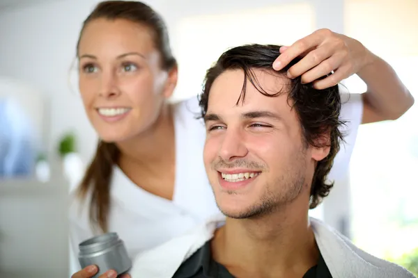 Cabeleireiro aplicando gel de cabelo — Fotografia de Stock